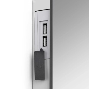 Dettaglio di uno specchio con porte USB integrate.