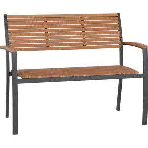 Panca in legno con struttura in metallo grigio per giardino o patio.