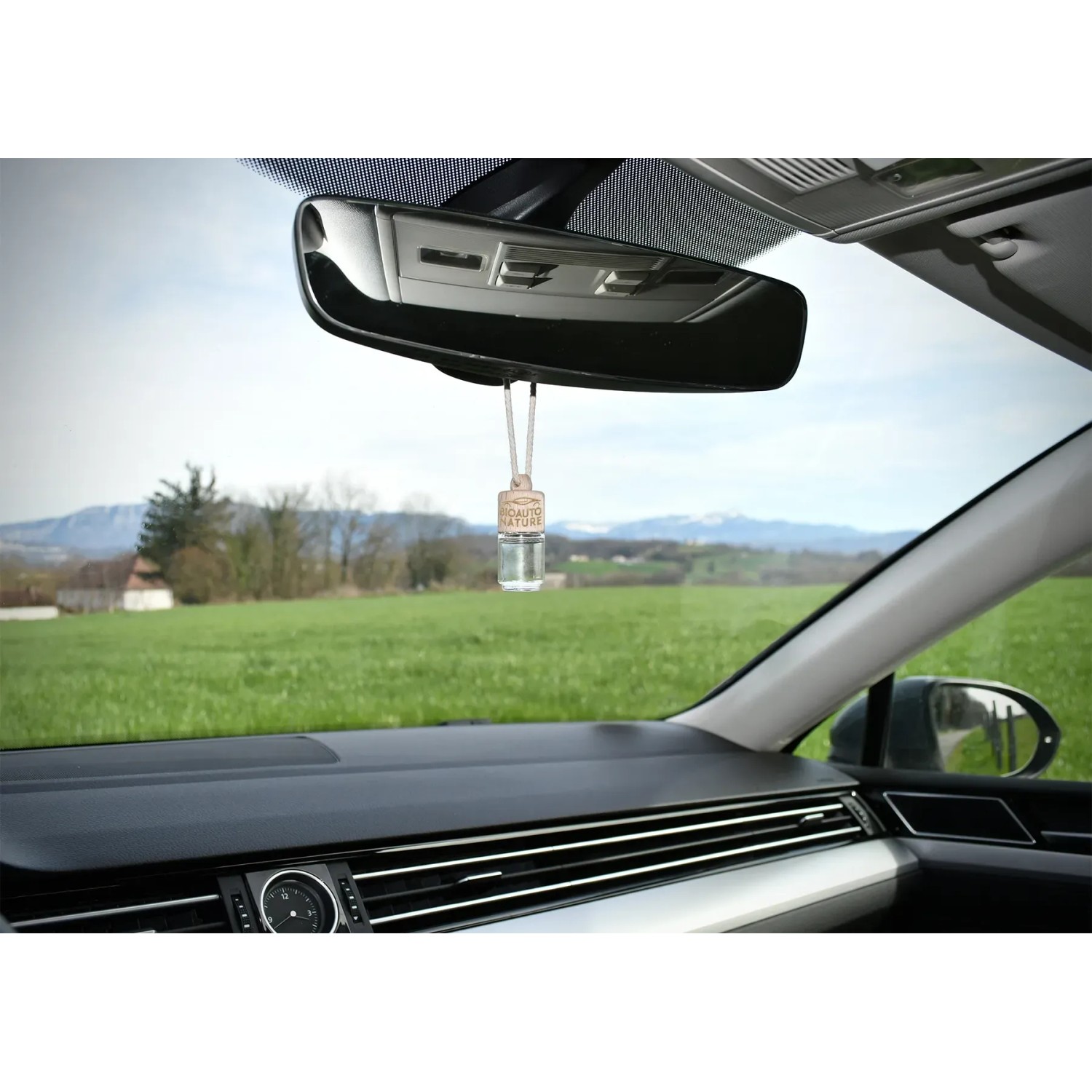 t.b.t. Profumatore per auto appeso allo specchietto retrovisore.