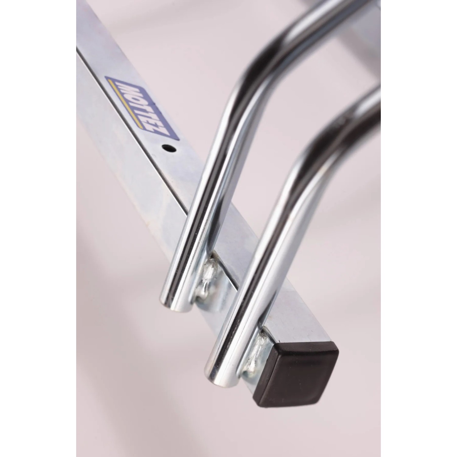 Dettaglio: Portabiciclette Mottez con 5 barre doppie, colore argento.