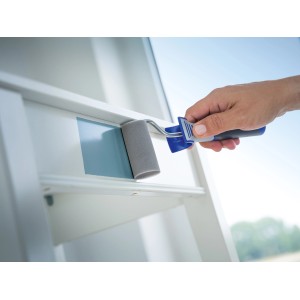 Mano che dipinge di blu un davanzale bianco con rullo in schiuma LUX, 7 cm, concavo. Set di rulli per pittura, 2 pezzi.