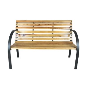 Panca in legno con braccioli neri, ideale per giardino e terrazza.