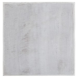 Morbido tappeto a pelo lungo grigio chiaro.