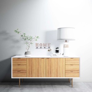 Appendiabiti da parete decorativo "HOME" con ganci, effetto legno, su parete bianca.