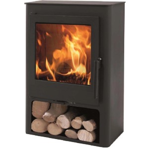 Stufa a legna nera con ceppi e fuoco acceso.