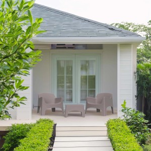 Set di mobili da giardino t.b.t. grigio con due poltrone e tavolo su un patio.