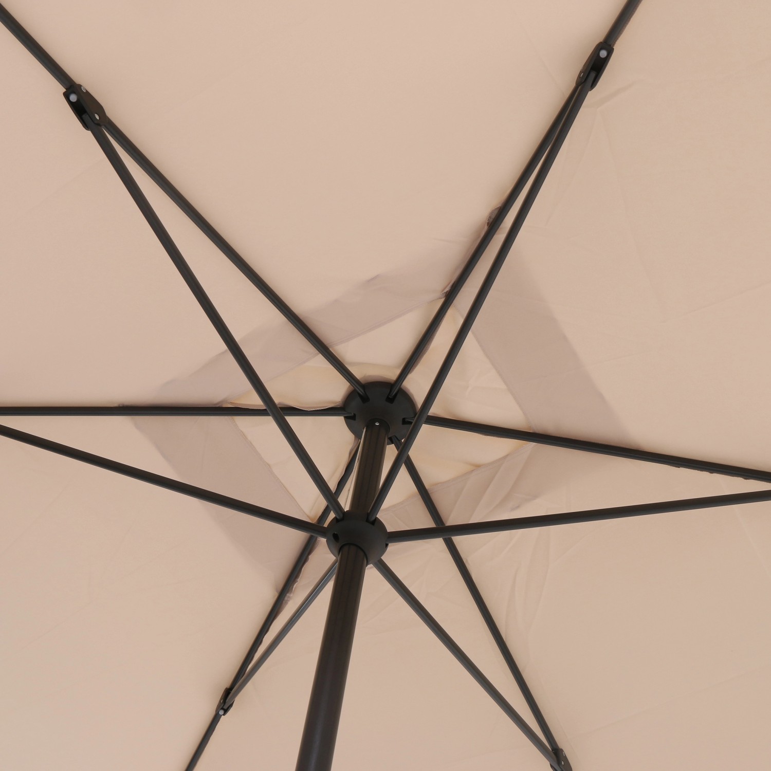 Dettaglio dell'ombrellone beige Honolulu (200x300 cm) con manovella, vista dal basso della struttura.