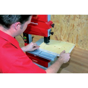 Sega a nastro Einhell TC-SB 200/1 in uso per tagliare il legno.