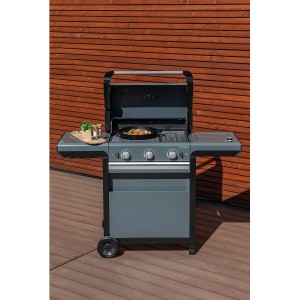 Wok modulare Culinary Campingaz in ghisa su un grill. Ideale per piatti asiatici.