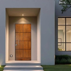 Porta blindata moderna in legno marrone con design lineare. Porta di sicurezza per l'ingresso di casa.