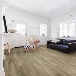 Laminato chiaro "t.b.t." posato in soggiorno con mobili. Piastrelle per pavimenti.