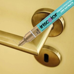 Pennarello oro per ritocchi su una maniglia. Ideale per piccole riparazioni.