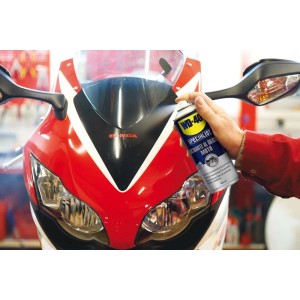 WD-40 Specialist Detergente Moto spruzzato su una moto.