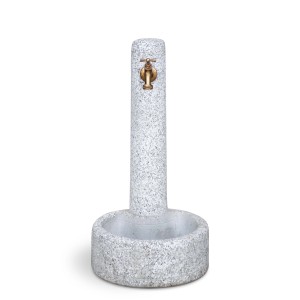 Fontana da giardino grigia con rubinetto in ottone per l'acqua potabile.