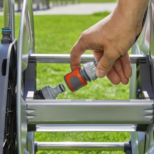 Collegamento di un raccordo a un avvolgitubo t.b.t. Carrelli-avvolgitubo.