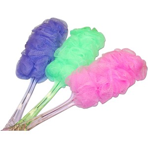 Tre spugne da bagno colorate con manico come accessori per il bagno.