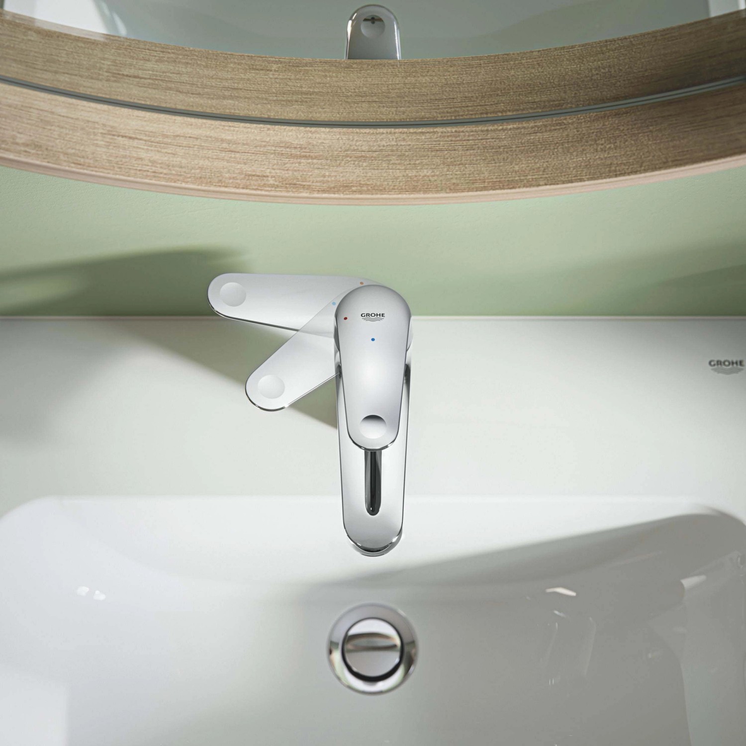 Miscelatore monocomando t.b.t. cromato su lavabo.
