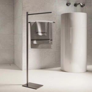 Portasciugamani grigio freestanding con asciugamani in bagno moderno.
