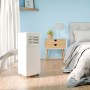 Condizionatore portatile KGM 7000-35 in camera da letto con tubo di scarico alla finestra.