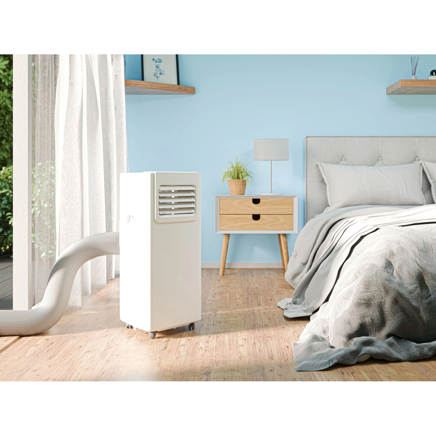 Condizionatore portatile KGM 7000-35 in camera da letto con tubo di scarico alla finestra.