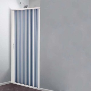 Box doccia t.b.t. con strisce blu e bianche nel bagno.