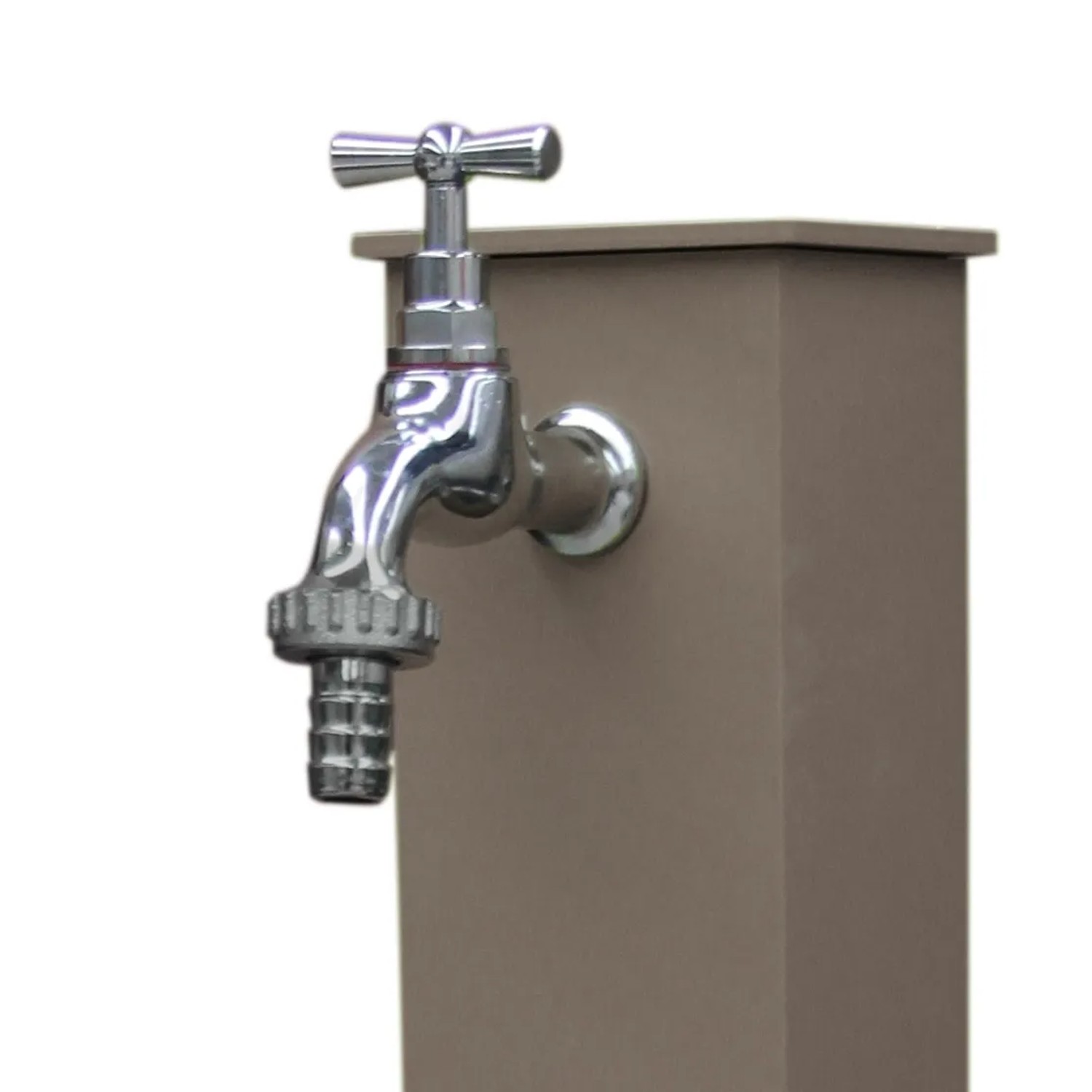 Fontana da giardino con rubinetto in metallo, base marrone.