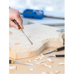 Mano che intaglia il legno con il set di intaglio LUX da 11 pezzi. Include coltelli, scalpelli e pietra per affilare.