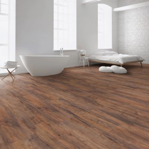 Laminato Kaindl Proganic resistente all'acqua in rovere Saloon Ellsworth in un bagno moderno.