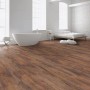 Laminato Kaindl Proganic resistente all'acqua in rovere Saloon Ellsworth in un bagno moderno.