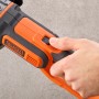 Smerigliatrice angolare a batteria Black+Decker BCG720M1 in azione: mano che aziona l'interruttore.