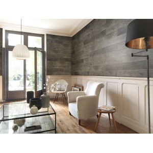 Soggiorno con pannelli decorativi grigi Grosfillex Element Wood Megeve sulla parete.