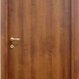 Porta interna marrone con maniglia. Anta effetto legno, telaio abbinato.