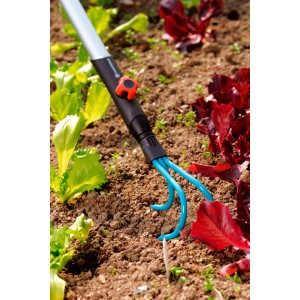 Zappetta Gardena combisystem con larghezza di lavoro di 9 cm in uso nell'aiuola.