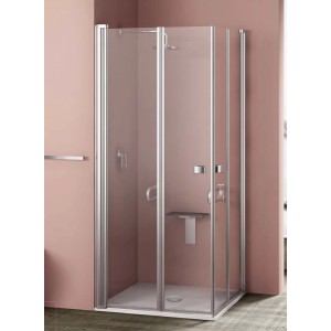 Box doccia t.b.t. con pareti in vetro e telaio argentato.