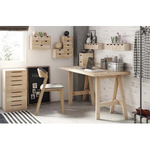 Scrivania in legno con cassetti e sedia in uno studio.