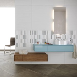 Bagno con piastrelle da rivestimento bianche e mobile lavabo blu.