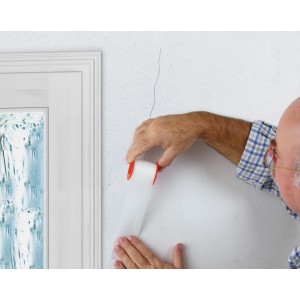 Applicazione di Tesa Rissbrücke: copertura di crepe e fori nel muro con nastro adesivo.