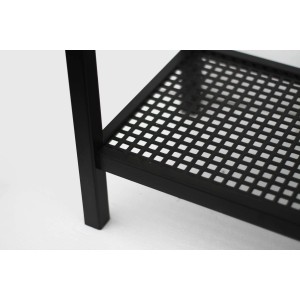 Dettaglio di una struttura in metallo nero con ripiano a griglia. Ideale per fontane da giardino.