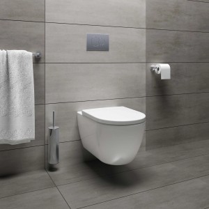 WC sospeso (t.b.t.) bianco moderno su parete grigia con accessori.