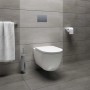WC sospeso (t.b.t.) bianco moderno su parete grigia con accessori.