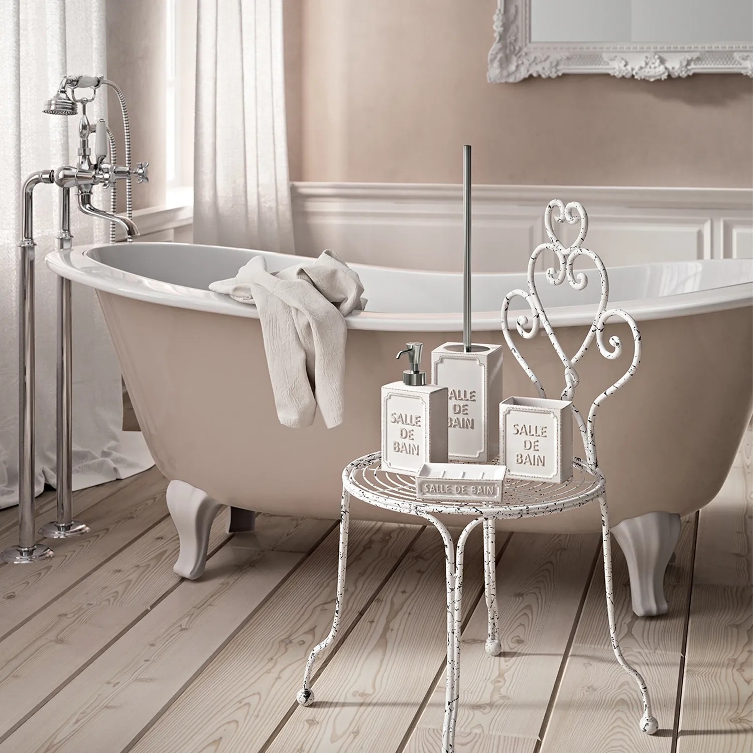 Set di accessori bagno t.b.t. con dispenser sapone e scopino WC.