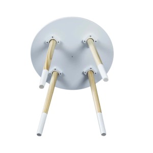 Tavolino da bistrò bianco con gambe in legno, vista dal basso.