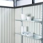 Supporti per scaffali GHA HL2 per casetta da giardino Biohort, con ripiani e accessori.