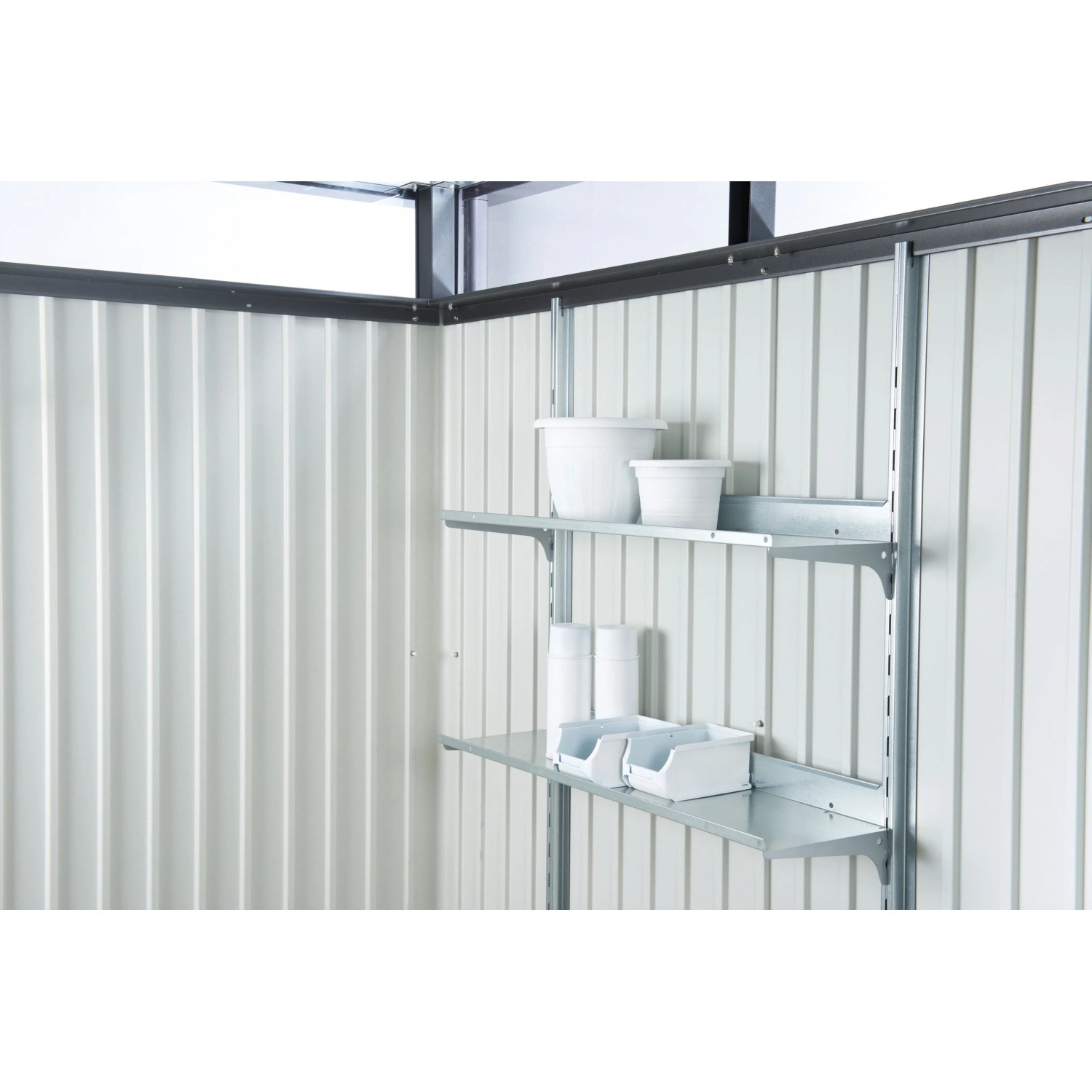 Supporti per scaffali GHA HL2 per casetta da giardino Biohort, con ripiani e accessori.