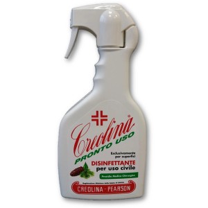 Disinfettante Creolina per superfici in flacone spray.