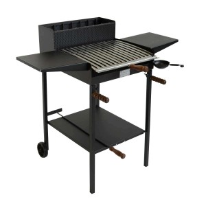 Barbecue a carbone nero con ripiani e ruote.