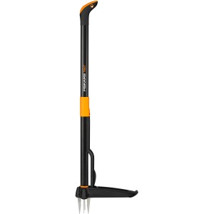 Estrappatore di erbacce Fiskars Xact con manico telescopico per rimozione erbacce senza piegarsi.