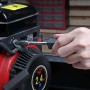 Mano stringe vite con strumento dal set di attrezzi t.b.t.