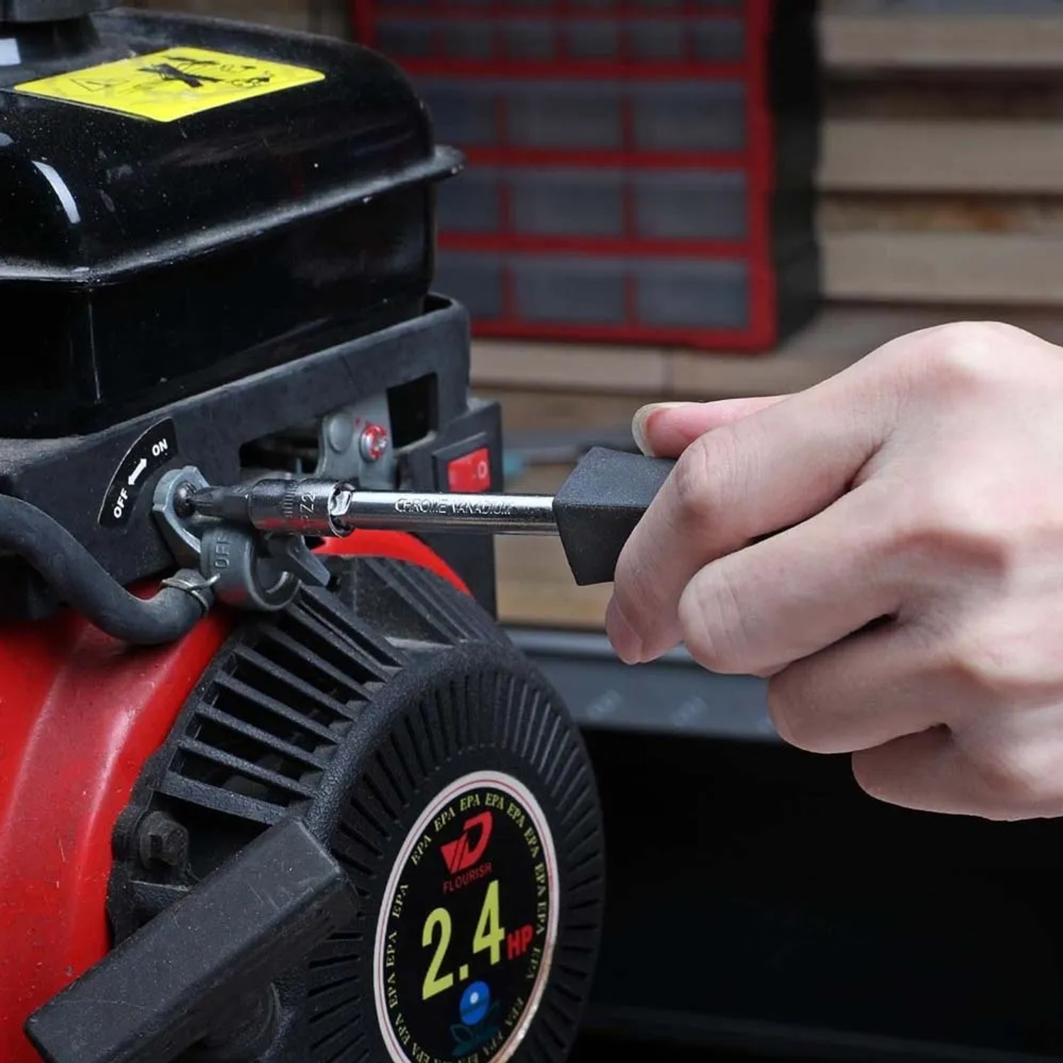 Mano stringe vite con strumento dal set di attrezzi t.b.t.