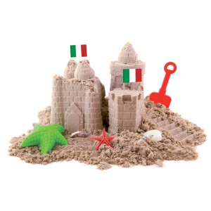 Castello di sabbia con formine e bandiere italiane, gioco per bambini.